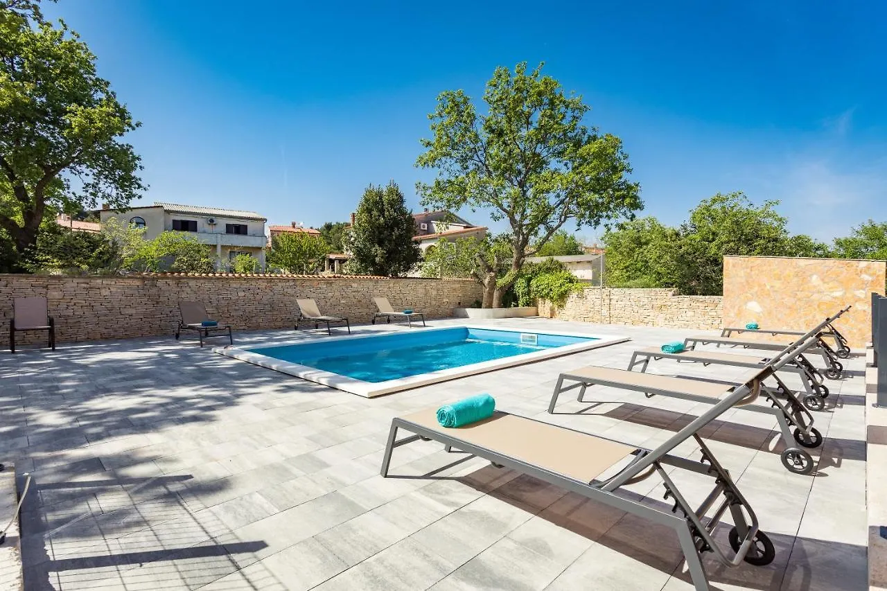 Apartments Cesare With Shared Pool Liznjan