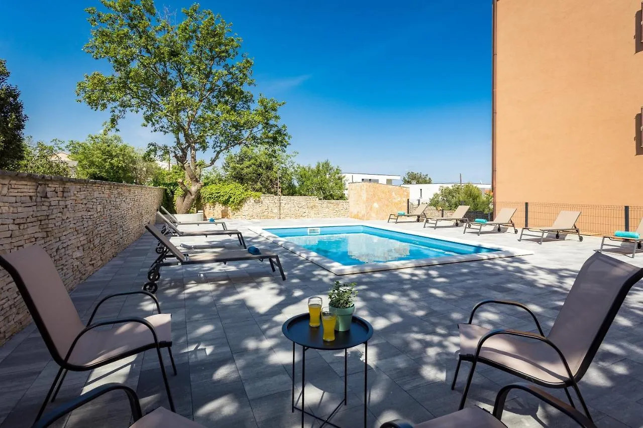 Apartments Cesare With Shared Pool Ližnjan