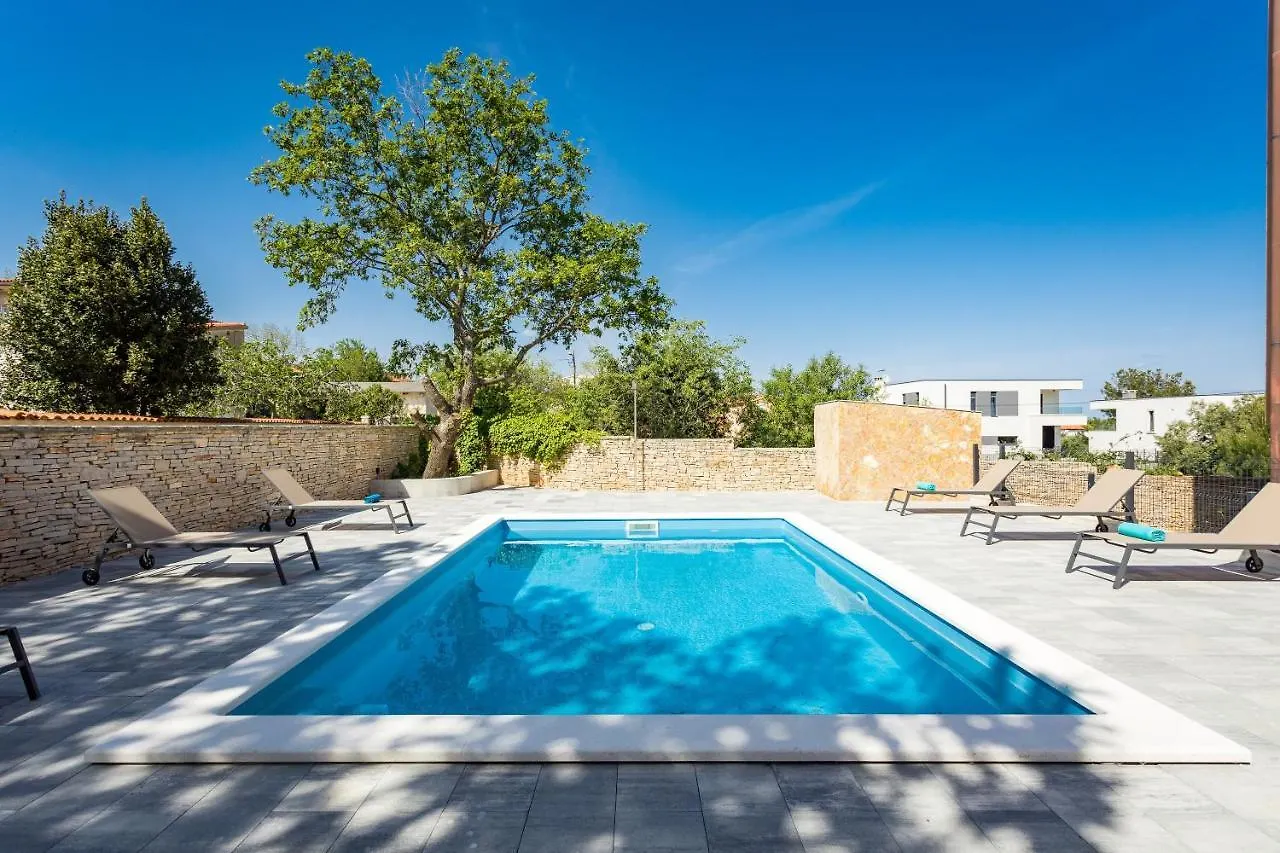 Apartments Cesare With Shared Pool Liznjan