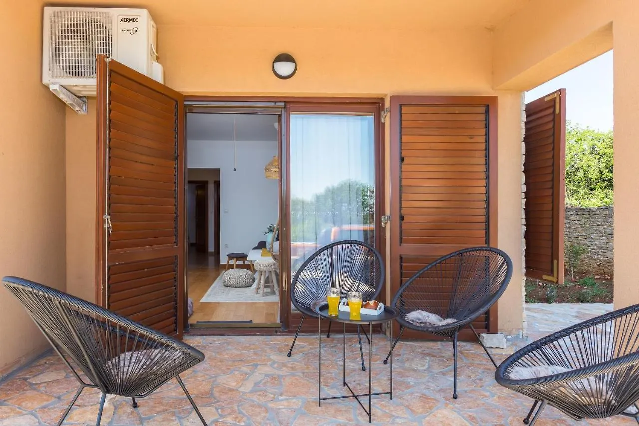 Apartments Cesare With Shared Pool Liznjan