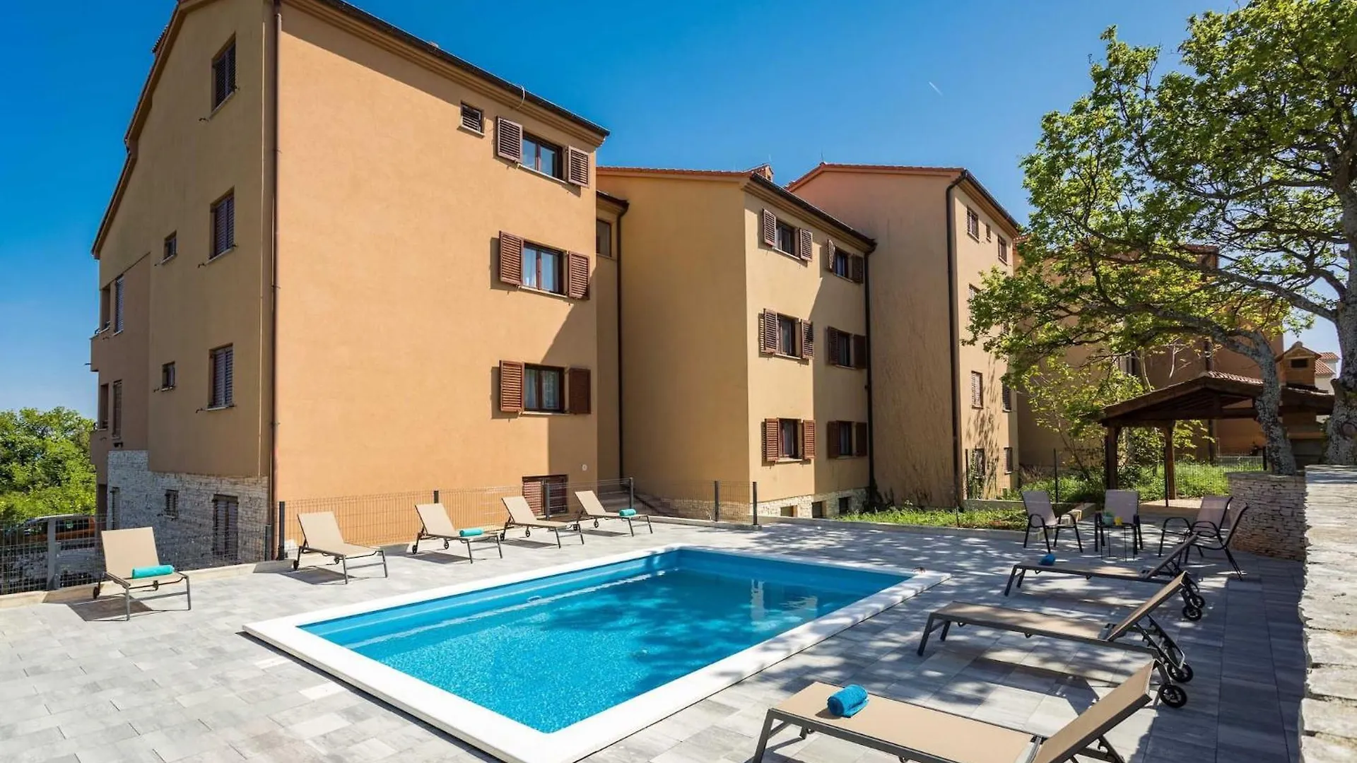 Apartments Cesare With Shared Pool Ližnjan