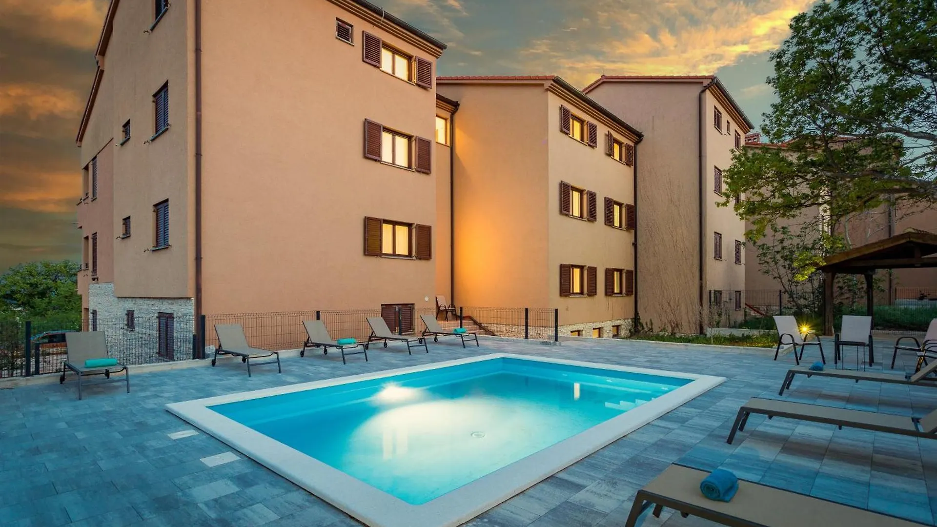 Apartments Cesare With Shared Pool Liznjan